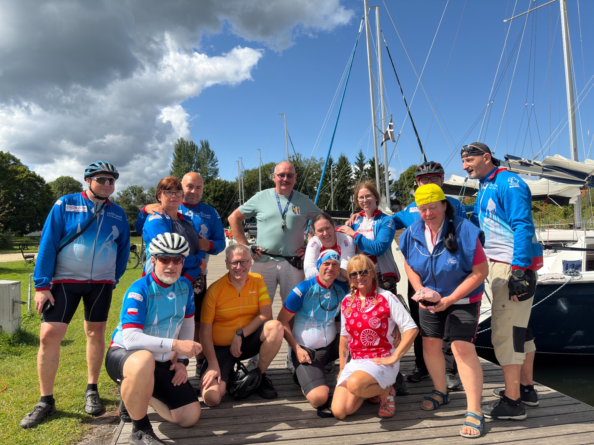 Grupa rowerzystów przy marinie podczas wyprawy Mazury 2026
