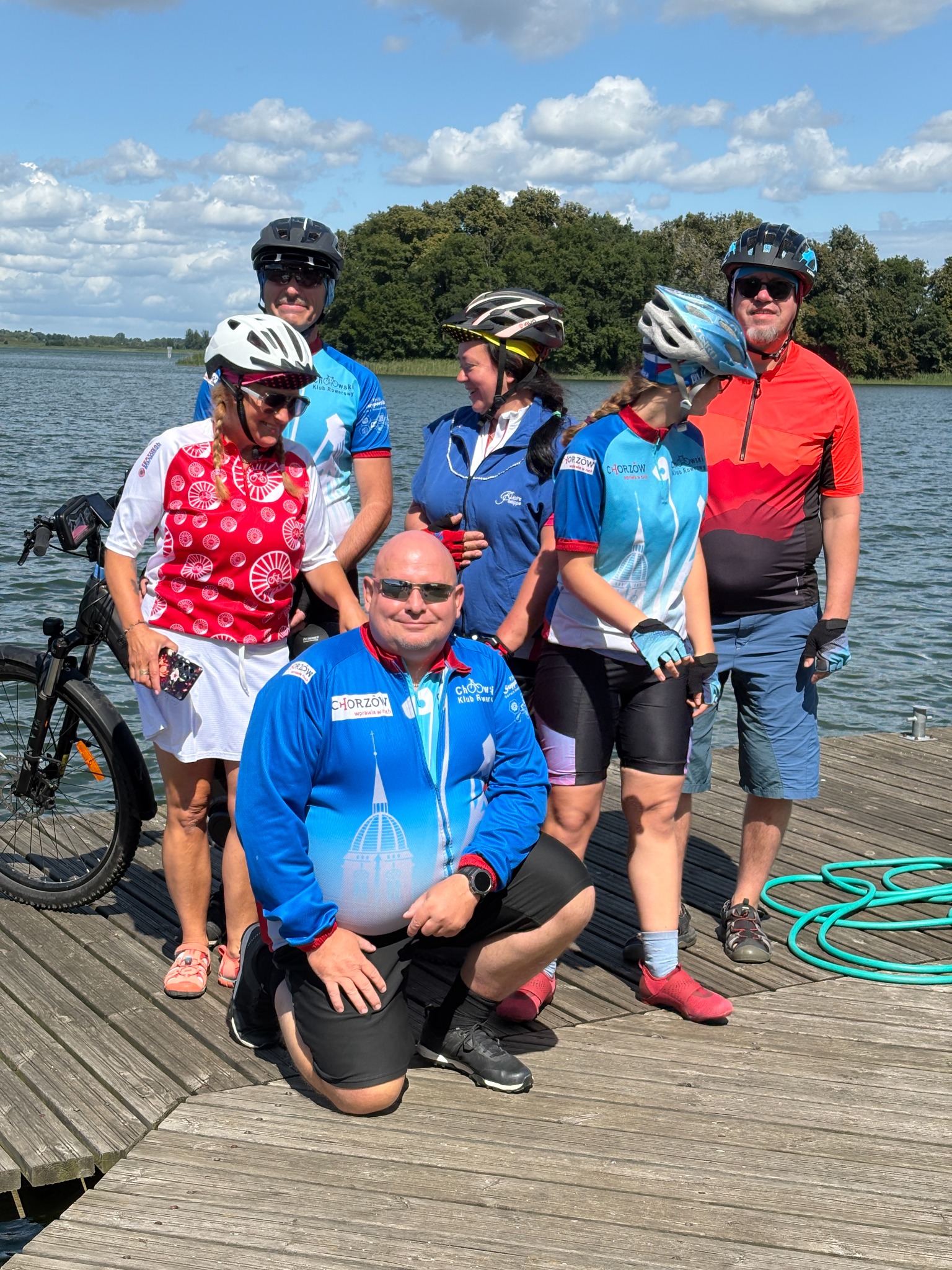 Grupa rowerzystów nad jeziorem podczas wyprawy Mazury 2026