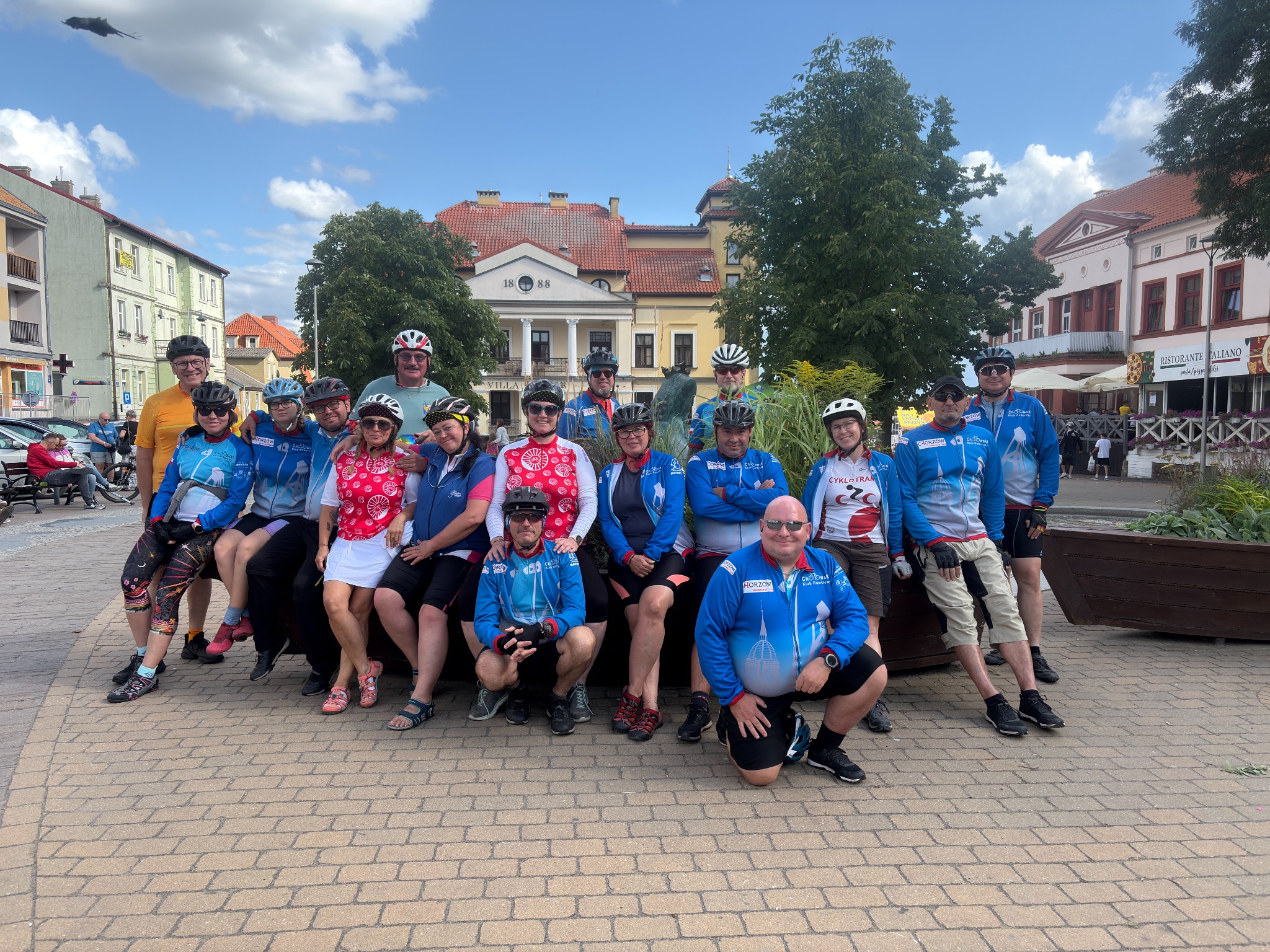 Grupowe zdjęcie rowerzystów podczas wyjazdu Mazury 2026